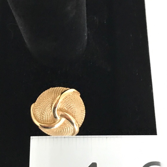 RARE VTG 1960s Crown Trifari Gold Tone Statement Earrings Basketweave Design - Picture 6 of 15